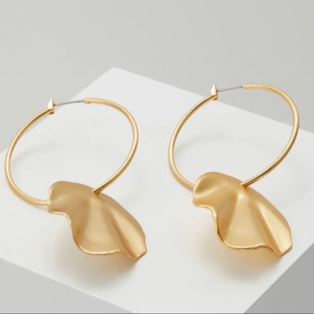 ✨ Shell Hoop Earrings
J.CREW✨ - Picture 4 of 4